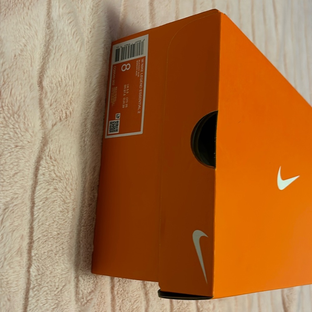 Nike women's 8  "w Nike legend essential 2" nwt
